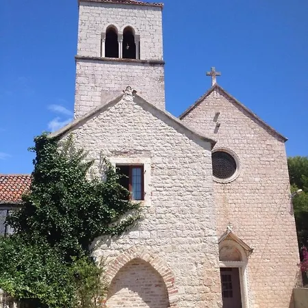 In Slatine With Terrace, Air Conditioning, Wifi Apartman